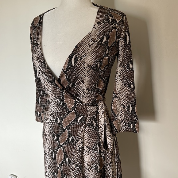 🎈HP🎈DVF 100% SILK Python Print Wrap Dress NWOT - Picture 4 of 8